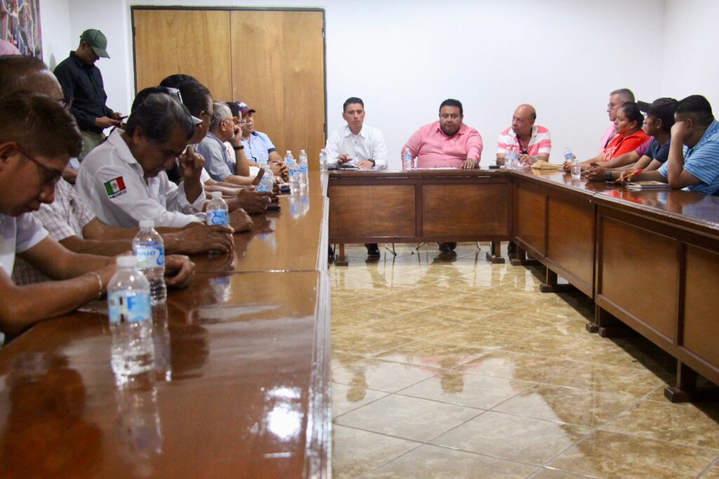 👉El titular del SSPGRO, Daniel Antonio Ledesma; el subsecretario de Desarrollo Político, Francisco Rodríguez y el director de Transportes; Arturo Salinas dan seguimiento a las peticiones de dirigentes de transportistas en reunión de trabajo. 👉Continúa el despliegue de seguridad y los operativos que respondan a las necesidades del gremio.