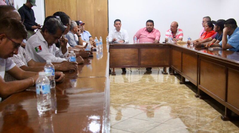 👉El titular del SSPGRO, Daniel Antonio Ledesma; el subsecretario de Desarrollo Político, Francisco Rodríguez y el director de Transportes; Arturo Salinas dan seguimiento a las peticiones de dirigentes de transportistas en reunión de trabajo. 👉Continúa el despliegue de seguridad y los operativos que respondan a las necesidades del gremio.